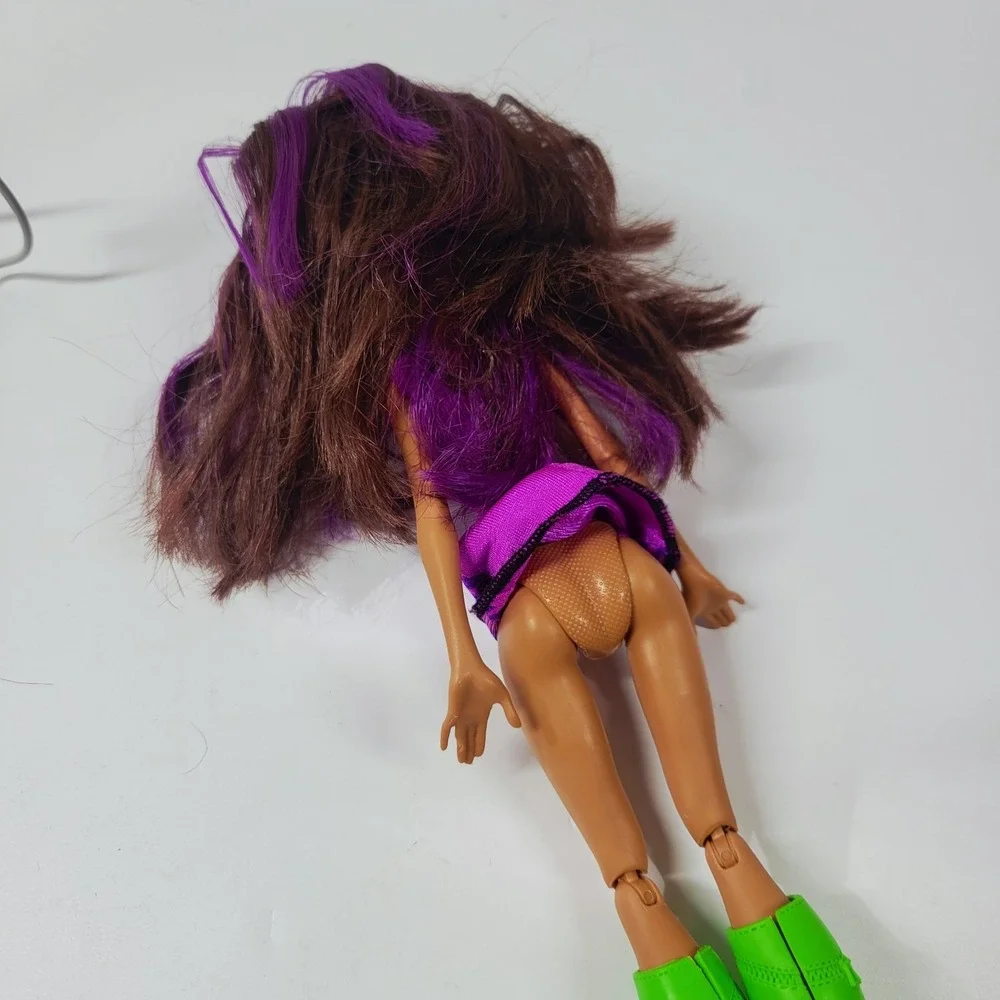 monster high shown be small
